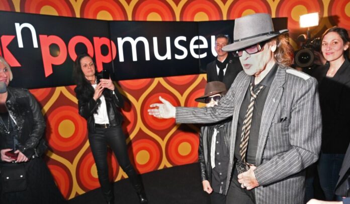 Rock'n'Popmuseum Das Rock'n'Popmuseum zeigt eine Sonderausstellung zu Udo Lindenberg, der am Sonntag 80 wird - auch zur Eröffnung 2018 kam der Sänger. (Archivbild)