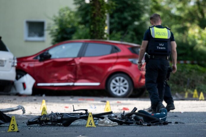 Autofahrerin fährt Kinder an - ein Kind lebensgefährlich verletzt Ein zerstörtes Fahrrad, ein verlorener Schuh auf der Fahrbahn - eine Frau hat drei Kinder angefahren.