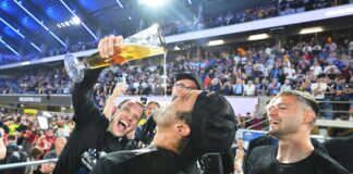 Mit Plan und «Menschenkenntnis»: Paderborn spielt Bundesliga Ausgelassen feierten die Paderborner mit ihren Fans.