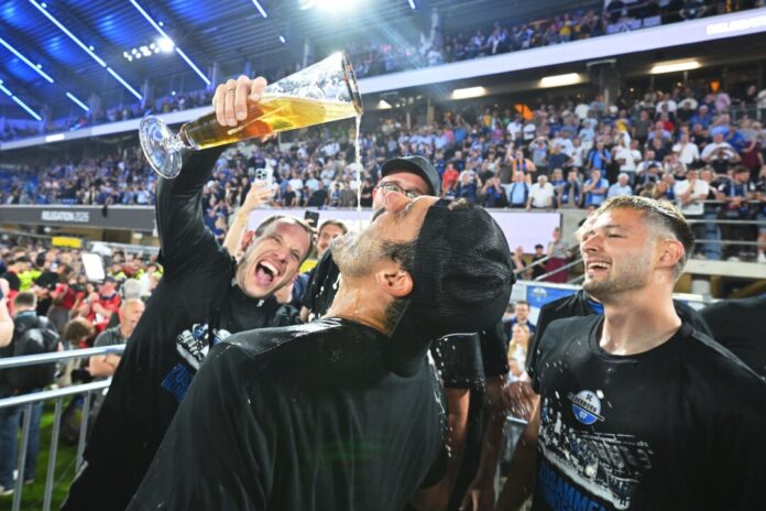 SC Paderborn 07 - VfL Wolfsburg Ausgelassen feierten die Paderborner mit ihren Fans.