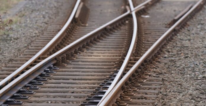 Bahngleise Bei Paderborn haben Jugendliche Schottersteine auf Bahngleise gelegt und den Lokführer zu einer Reaktion gezwungen. (Symbolbild)
