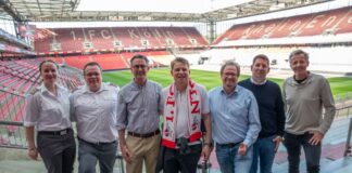 Warum Notfälle in Fußball-Stadien öfter auffallen Marc Stentenbach (m, mit Schal) wurde im Stadion das Leben gerettet.