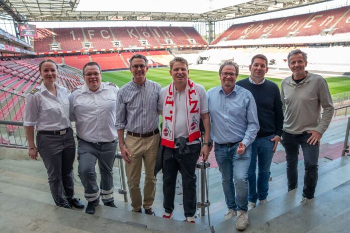 Marc Stentenbach (m, mit Schal) und sein Rettungsteam Marc Stentenbach (m, mit Schal) wurde im Stadion das Leben gerettet.
