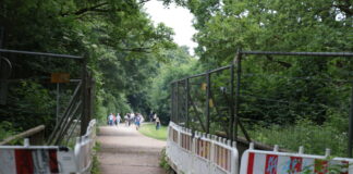 Brückenbau in West – Warum passiert da nichts? Eingeschränkte Benutzbarkeit seit Jahren, die Lauffläche der Brücke am Theo Leuchten Weg, Bild: Alexander Heinz