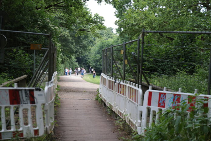 AHR57016 Eingeschränkte Benutzbarkeit seit Jahren, die Lauffläche der Brücke am Theo Leuchten Weg, Bild: Alexander Heinz