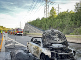 Fahrzeugbrand auf der Autobahn 44: Feuerwehr Heiligenhaus im Einsatz