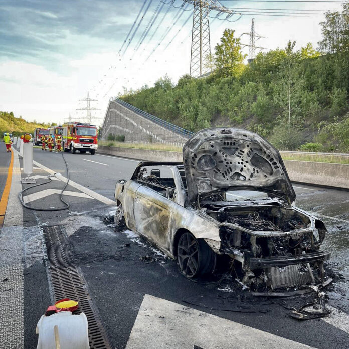 Ausgebranntes Auto_ A44