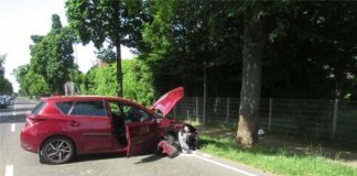 Spinne erschreckt Fahranfängerin: Auto kracht gegen Baum genfeld (ots) Eine 19-jährige Frau ist bei einem Alleinunfall am Samstag (23. Mai 2026) in Langenfeld leicht verletzt worden. An dem von ihr gefahrenen Toyota Auris entstand ein hoher Sachschaden, das Auto war nicht mehr fahrbereit. Das war nach ersten Erkenntnissen geschehen: Die junge Frau aus Langenfeld war gegen 15 Uhr auf der Bachstraße unterwegs und bog anschließend mit ihrem Toyota nach rechts in die Düsseldorfer Straße ab. Die 19-Jährige erschrak sich eigenen Angaben zufolge während der Fahrt plötzlich durch eine Spinne im Fahrzeug und verriss dadurch das Lenkrad. Sie kam nach rechts von der Fahrbahn ab und kollidierte mit einem Baum. Glücklicherweise wurde die 19-Jährige nur leicht verletzt, Rettungskräfte brachten sie zur weiteren Behandlung in ein Krankenhaus