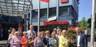 Heiligenhaus: Blumenpyramide erstrahlt in der Hauptstraße