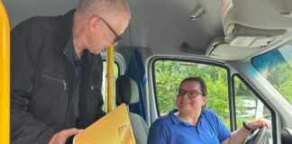 Fahrten für einen Euro: Mettmanner Bürgerbus unterstützt die Ehrenamtskarte Fahrerin Nadine Bergmann (r.) begrüßt Bürger Bodo Matzke (l.) - und die Ehrenamtskarte. Foto: Kreisstadt Mettmann