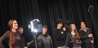 Einblicke in die Welt des Fernsehens am Heinrich-Heine-Gymnasium Schüler der Stufe 9 des HHG üben sich als Fernsehtechniker. Foto: HHG