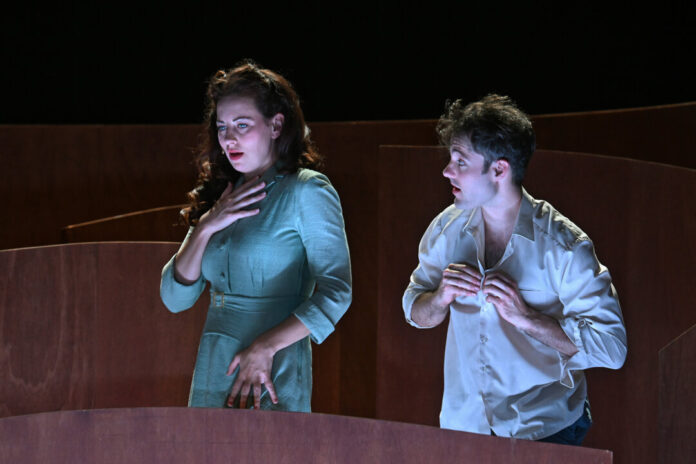 In der Stadthalle wird das Schauspiel „Der Vorleser“ aufgeführt. Foto: Volker Beushausen In der Stadthalle wird das Schauspiel „Der Vorleser“ aufgeführt. Foto: Volker Beushausen