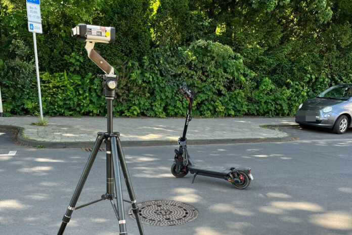 Die Polizei kontrollierte E-Scooter-Fahrer am Holterhöfchen. Die Polizei kontrollierte E-Scooter-Fahrer am Holterhöfchen. Foto: Polizei