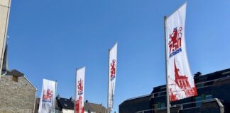 Die Beflaggung am Rathaus anlässlich des Jubiläums. Foto: CDU-Fraktion Ratingen | Leon Puttkammer