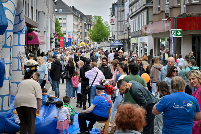 Foto: Mathias Kehren Die Hauptstraße war am Frühlingsfest-Sonntag eine gut frequentierte Flaniermeile. Foto: Mathias Kehren