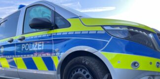 Unfall auf Einsatzfahrt: Polizeiwagen prallt gegen Bordstein Der Streifenwagen wurde erheblich beschädigt und war nicht mehr fahrbereit. Foto: Polizei