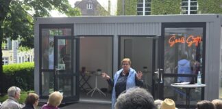 Digitalpaten beraten in Ratingen doppelt Andrea Töpfer bei ihrem Vortrag vor dem Glaspavillon, Bild: Alexander Heinz