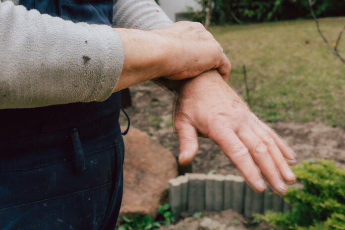 Handzittern - Parkinson Ärzte im Kreis Mettmann sollen Parkinson-Patienten über Berufserkrankung aufklären - das fordert die Gewerkschaft IG BAU. Foto: IG BAU/Tobias Seifert