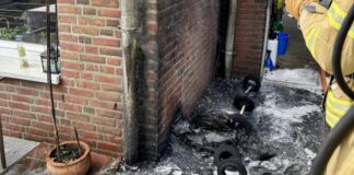 Feuerwehr löscht Tonnenbrand in Ratingen Die Tonnen standen direkt an der Hauswand. Foto: Feuerwehr Ratingen