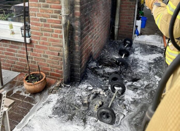 (C) Feuerwehr Ratingen Die Tonnen standen direkt an der Hauswand. Foto: Feuerwehr Ratingen