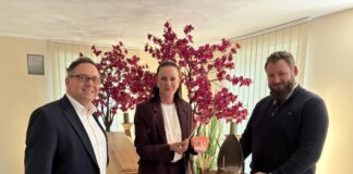 Chance durch Umschulung: Aus dem Einzelhandel in die Bestattungsbranche Melanie Schütze mit Karl Tymister und Maximilian Meier. Foto: Agentur für Arbeit Mettmann