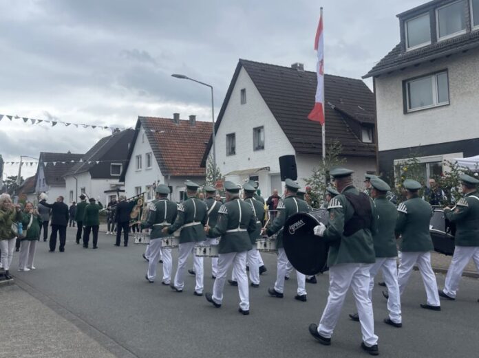 IMG_4784 Anlässlich des 100-jährigen Bestehens der Sebastianus-Bruderschaft in Tiefenbroich marschierten die Schützen am vergangenen Wochenende durch die Gassen des Ratinger Stadtteils. Foto: Iljana Strenger
