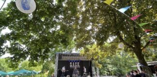 Sommer, Bewegung und Musik: ZeltZeit feiert stimmungsvolles Finale Am Sonntagnachmittag verbreitete die Band S.A.C.K. gute Stimmung im Biergarten der ZeltZeit. Foto: Iljana Strenger