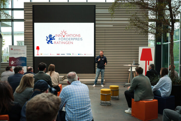 Innovationenforderpreis-1-231 Louis Steininger stellt die Teams des IFP Ratingen vor. Foto: Living Room Ratingen