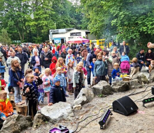 Gewusel am Zeittunnel: Riesiger Andrang bei Wülfrather Kinderfest