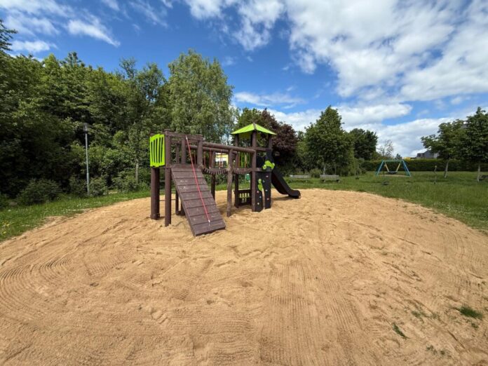 Kletterturm Max-Ernst-Straße Der Kletterturm ist jetzt spielbaren. Foto: Kreisstadt Mettmann