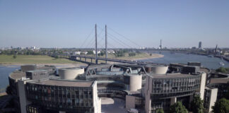 Ausflugtipp am Wochenende: Landtag am Muttertag geöffnet Das Foto zeigt den Landtag am Rheinufer in Düsseldorf aus der Luft. Foto: Landtag NRW/Wolfgang Heuer