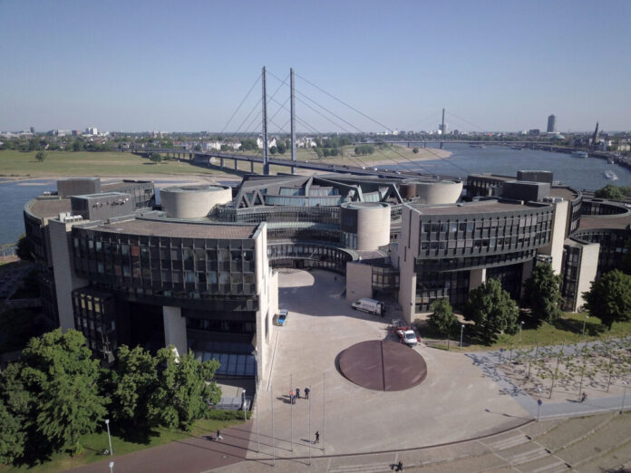 Landtag_Heuer Das Foto zeigt den Landtag am Rheinufer in Düsseldorf aus der Luft. Foto: Landtag NRW/Wolfgang Heuer
