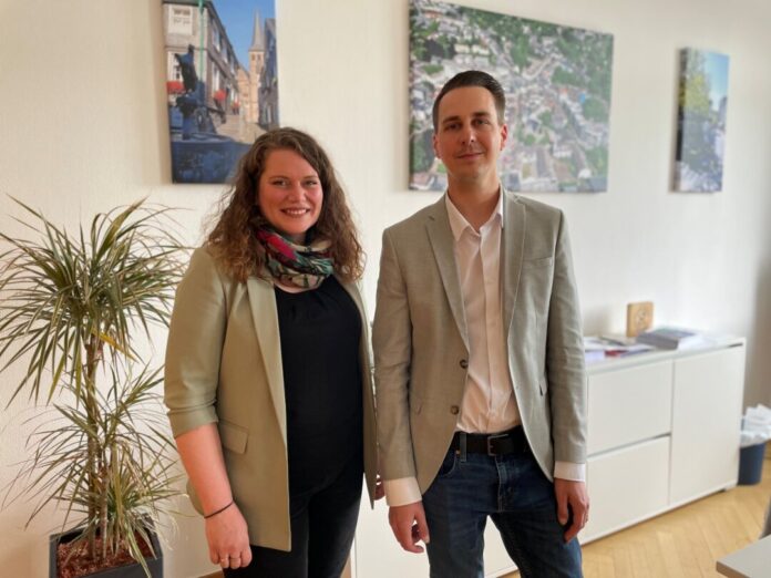 Lauar Krischey und Bürgermeister André Bär Bürgermeister André Bär hat die neue Gleichstellungsbeauftragte Laura Kirschey im Rathaus begrüßt und ihr viel Erfolg für ihre Arbeit gewünscht. Foto: Kreisstadt Mettmann