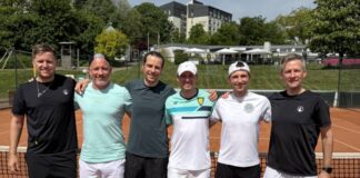 Medenspielstart: Auftaktsiege für Velberts Netzball-Teams Die NBV-Herren 30 freuen sich über ihren Auftaktsieg in der Niederrheinliga gegen Grün Weiß Oberkassel: Von links nach rechts: Nick Franke, Holger Zühlsdorff, Niclas Schmitz, Laurin Knoke, Aaron Stahl und Oliver Bodenröder. Foto: NBV/privat