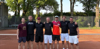 Die NBV-Herren 30 freuen sich über ihren zweiten Sieg im zweiten Spiel in der Niederrheinliga. Mit 8:1 gewinnen sie auswärts bei SG Rheinkamp-Repelen. Von links nach rechts: Aaron Stahl, Nick Franke, Marius  Dahlsmanns, Oliver Bodenröder, Niclas Schmitz, Tim van den Dijssel und Steffen Pickhaus. Foto: NBV
