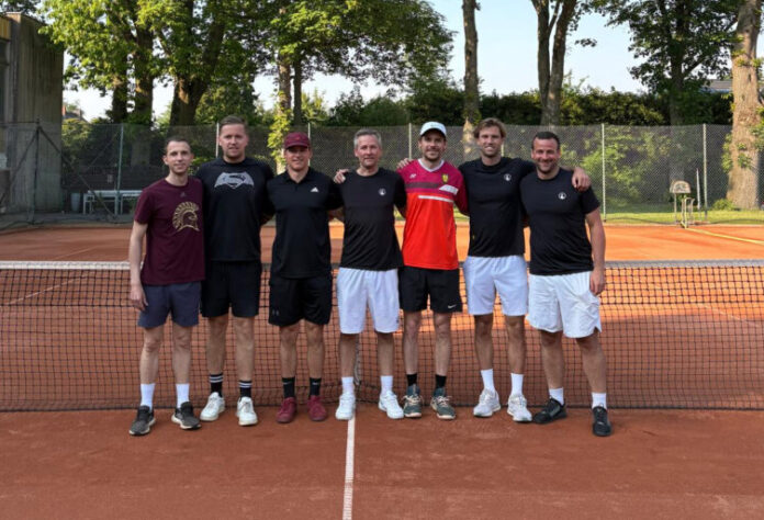 NBV_Herren30_auswärts Die NBV-Herren 30 freuen sich über ihren zweiten Sieg im zweiten Spiel in der Niederrheinliga. Mit 8:1 gewinnen sie auswärts bei SG Rheinkamp-Repelen. Von links nach rechts: Aaron Stahl, Nick Franke, Marius Dahlsmanns, Oliver Bodenröder, Niclas Schmitz, Tim van den Dijssel und Steffen Pickhaus. Foto: NBV