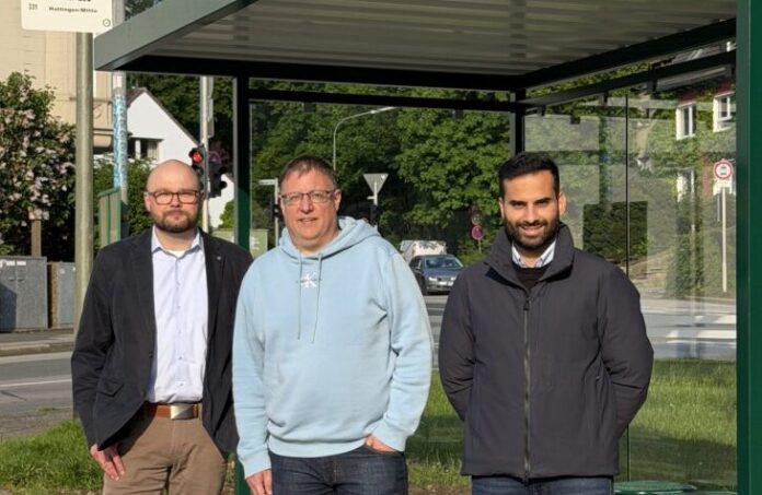 Nierenhof Wartehäuschen Christian Ramirez, Felix Hasselmann und Shamail Arshad am Busbahnhof Nierenhof in Velbert-Langenberg vor einem der neu aufgestellten Wartehäuschen. Foto: SPD Velbert