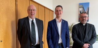 Kirchenvertreter zu Besuch bei Mettmanns Bürgermeister Pfarrer Schuster (l.) und Pfarrer Hilus zu Besuch bei Bürgermeister Bär. Foto: Kreisstadt Mettmann