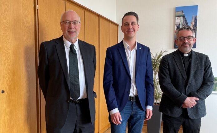 Pfarrer beim Bürgermeister (4) Pfarrer Schuster (l.) und Pfarrer Hilus zu Besuch bei Bürgermeister Bär. Foto: Kreisstadt Mettmann