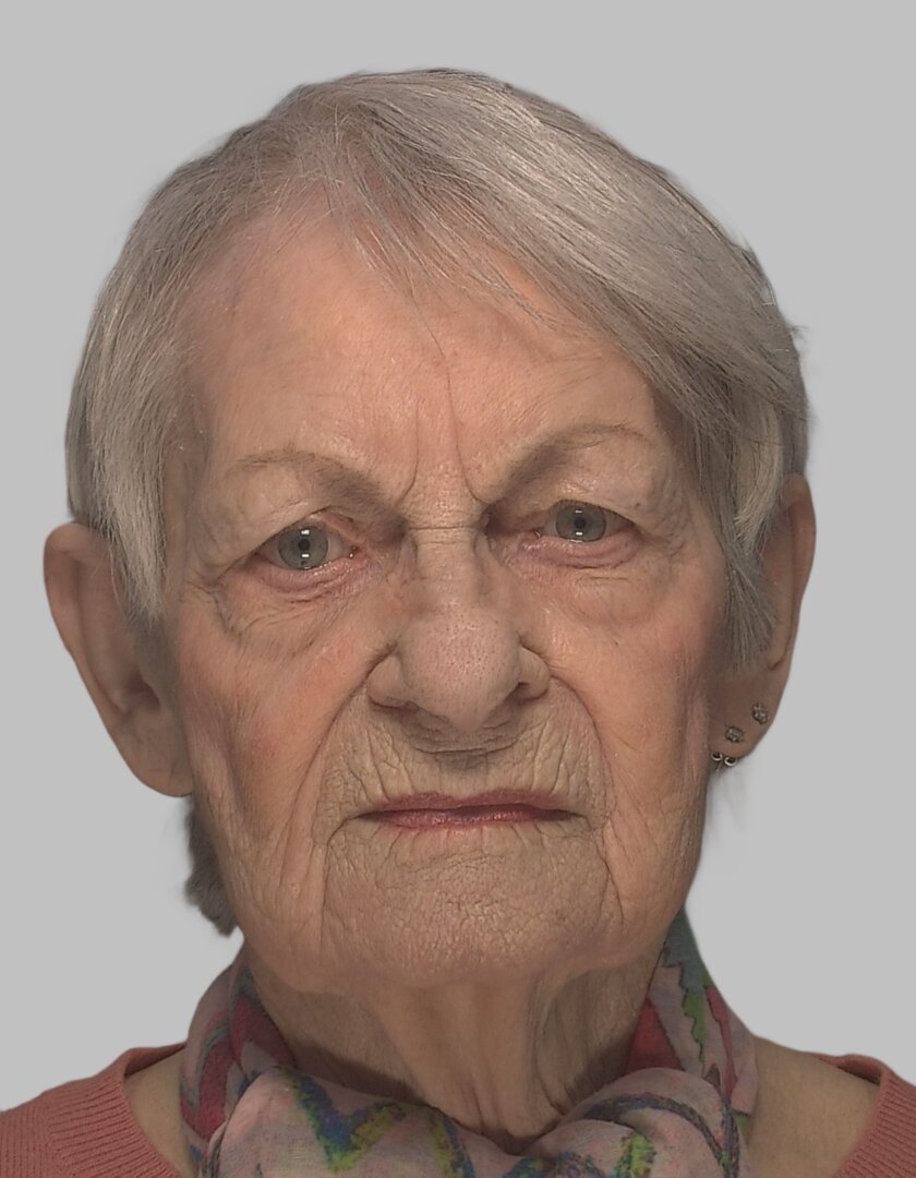 Hildegard S. ist circa 1,60 Meter groß und von schlanker Statur. Sie hat kurze graue Haare und trägt eine Brille. Sie soll mit einer grünen Steppjacke bekleidet sein. Foto: Polizei
