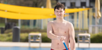 Neu im Sommer: Stand-Up-Paddling im Ratinger Angerbad In diesem Sommer bietet das Freibad Angerbad erstmals einen offenen Stand-Up-Paddling-Kurs (SUP) für Anfänger und Fortgeschrittene an. Foto: Ansgar Werrelmann/Stadtwerke Ratingen