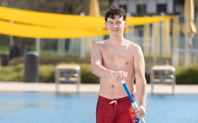 SUP In diesem Sommer bietet das Freibad Angerbad erstmals einen offenen Stand-Up-Paddling-Kurs (SUP) für Anfänger und Fortgeschrittene an. Foto: Ansgar Werrelmann/Stadtwerke Ratingen