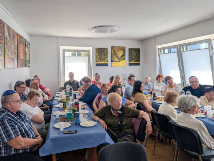 Schalom Schabut Blick in den Multi-Purpose-Raum von Schalom am letzten Sonntag bei der Feier, Bild: Schalom e.V.