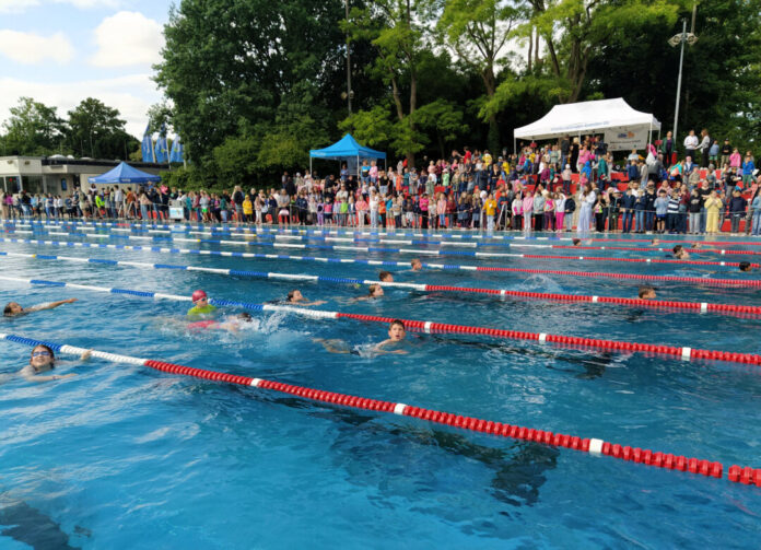 Schwimmen Kinder-1 Schwimmen und Laufen sind die beiden Disziplinen des Schulsporttages. Foto: Oliver Kubanek
