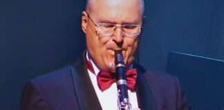 „America Swing Night” in der Ratinger Stadthalle Der Klarinettist Engelbert Wrobel bei einem Solo. Foto: Veranstalter