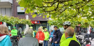 Mettmann zeigt sich aktiv beim Stadtradeln-Start Nathalie Villière (Mitte), die Koordinatorin des Mettmanner Stadtradelns, begrüßt die Radlerinnen und Radler auf dem Königshofplatz vor der Abfahrt nach Ratingen. Foto: Kreisstadt Mettmann