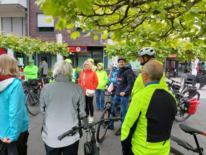 Treffen zur Sternfahrt beim Stadtradeln 2026 Nathalie Villière (Mitte), die Koordinatorin des Mettmanner Stadtradelns, begrüßt die Radlerinnen und Radler auf dem Königshofplatz vor der Abfahrt nach Ratingen. Foto: Kreisstadt Mettmann