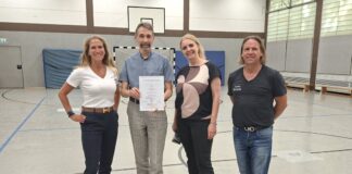 Sicher handeln in Konflikten: Pädagogischer Tag am Dietrich-Bonhoeffer-Gymnasium Freuen sich über die Urkunde: Andrea Salomon, Uwe-Florin, Tanja Blum-Campa und Guido Schenk. Foto: DBG