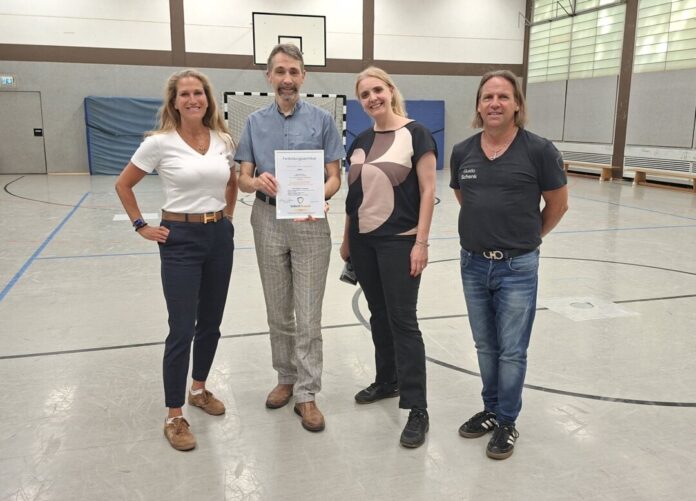 Übergabe des Fortbildungszertifikats_v.l. Andrea Salomon_Uwe Florin_Tanja Blum-Campa_Guido Schenk Freuen sich über die Urkunde: Andrea Salomon, Uwe-Florin, Tanja Blum-Campa und Guido Schenk. Foto: DBG