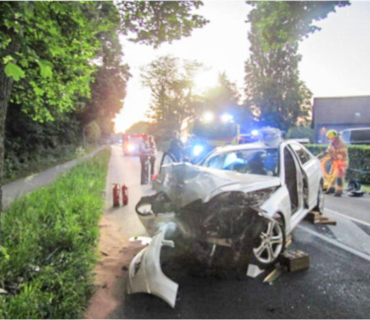 Düsseldorfer (23) bei Crash in Ratingen schwer verletzt Der Mercedes kollidierte mit einem Baum. Foto: Polizei